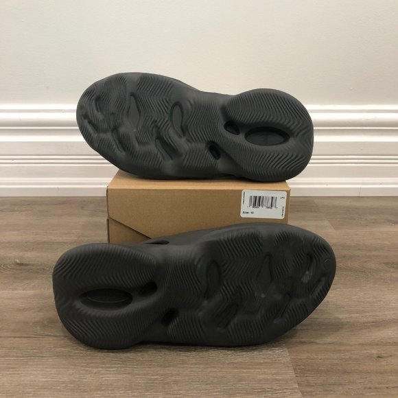 Yeezy Foam RNR Carbon - Picture 5 of 5